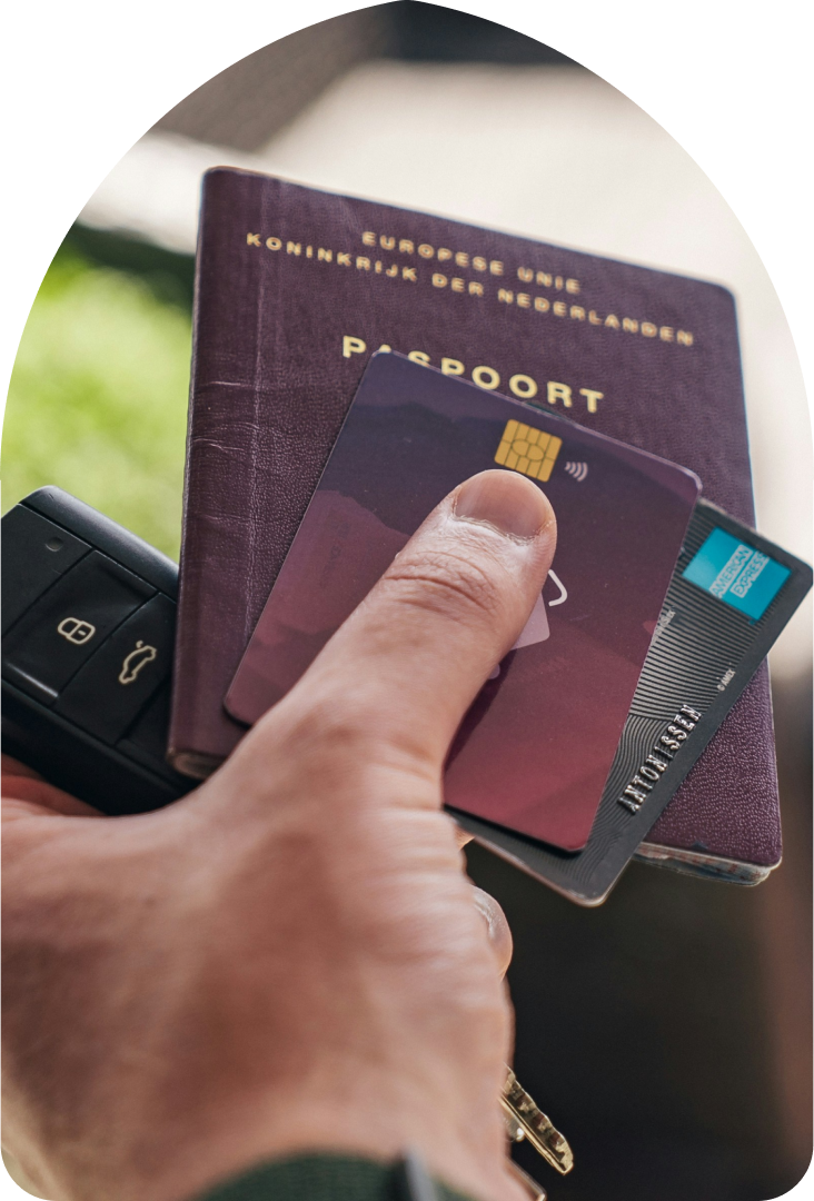 Hand met paspoort en creditcard